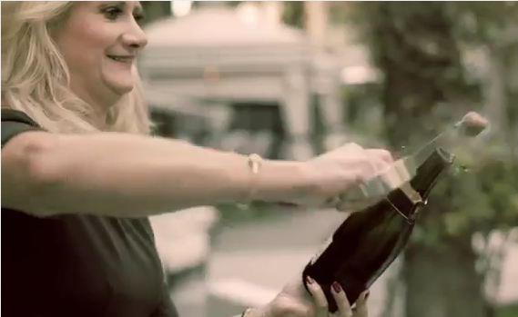 Sophie Gayot sabre le champagne!